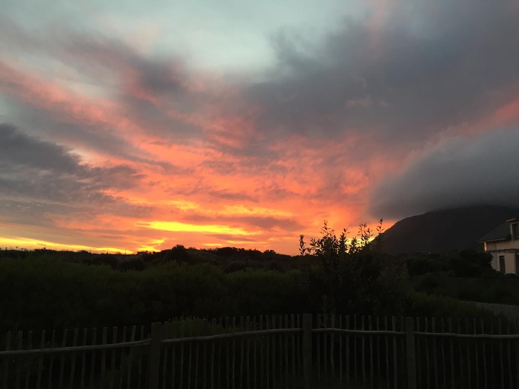 Sunset Splendour Guesthouse Noordhoek Exterior photo
